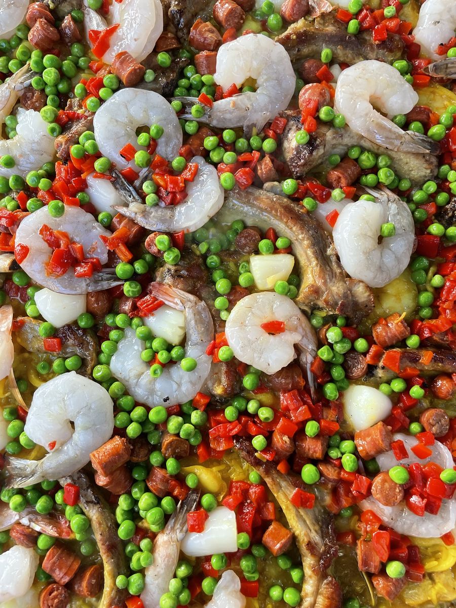 Detalle de la paella: camarón, chícharo, pimiento y chorizo