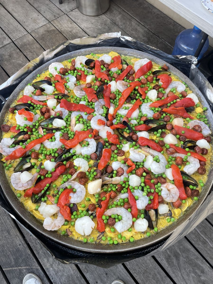 Paella con tiras de pimiento asado, camarón y mejillón